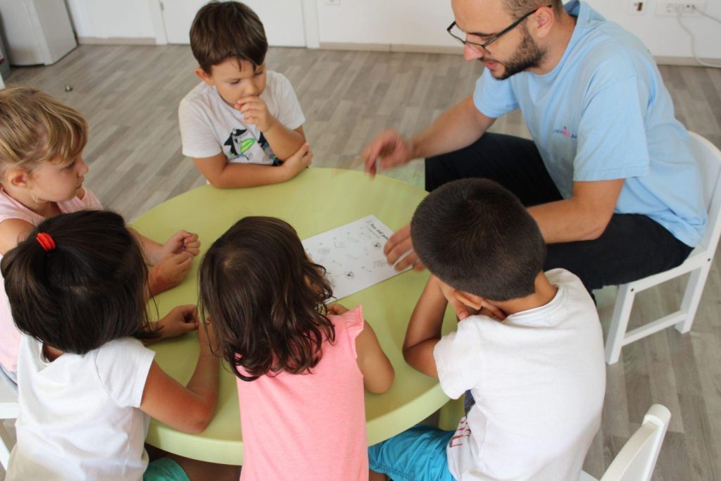 Cum ne asigurăm că profesorul „potrivit” nu este o întâmplare la English Kids Academy