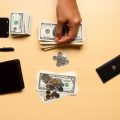 Bani, monede, portofel și planificare financiară pe o masă