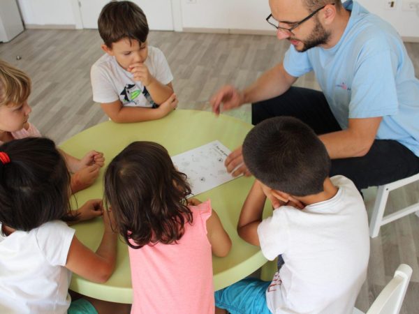 Cum ne asigurăm că profesorul „potrivit” nu este o întâmplare la English Kids Academy
